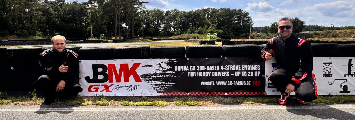 Bild der JBMK Crew vor dem JBMK Banner auf der Kartbahn Emsbüren